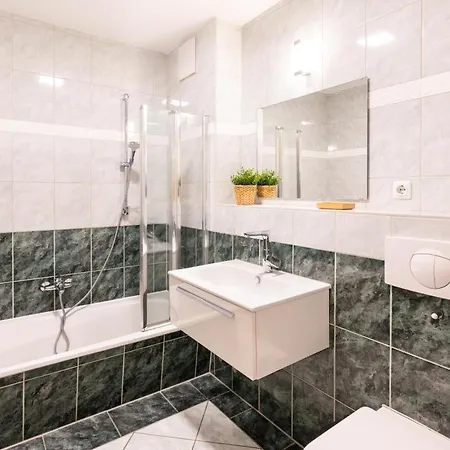 Holiday home Einladende Mit Badewanne, Balkon, Boxspringbett